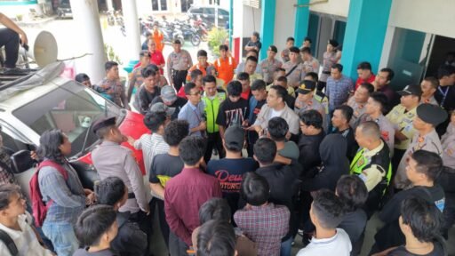 Masyarakat Konawe Utara Geruduk Kantor PLN UP3 Kendari, Tuntut Pertanggungjawaban dan Solusi Nyata
