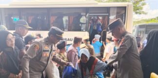 POLSEK TELUK BAYUR KAWAL KEBERANGKATAN 211 JAMAAH HAJI BERAU DI BANDARA KALIMARAU