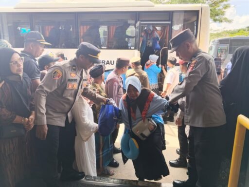 POLSEK TELUK BAYUR KAWAL KEBERANGKATAN 211 JAMAAH HAJI BERAU DI BANDARA KALIMARAU