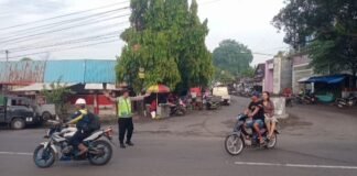 Guna Antisipasi Kemacetan Polsek Ngimbang Secara Rutin Gelar Commanderwish Di Pagi