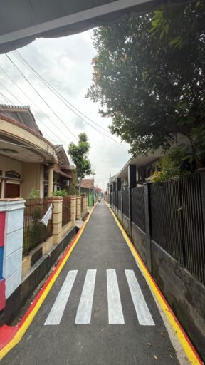 Ratusan Warga RW 16 Darmajaya Gotong Royong Cat Jalan dan Pasang 40 Titik PJU Baru.