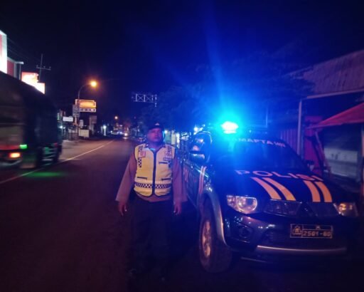Polsek Ngimbang Gelar Patroli Blue Light Guna Menjaga Siskamtibmas Daerah Rawan Kriminal Di Wilayah Ngimbang