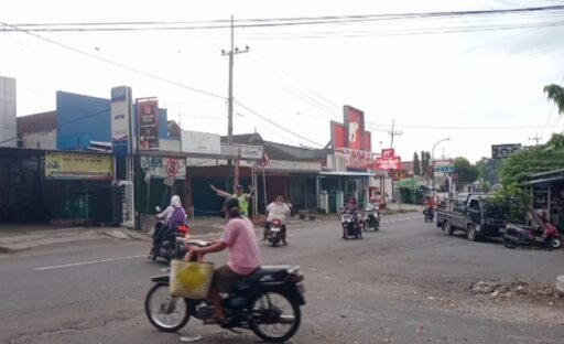 Guna Antisipasi Kemacetan Polsek Ngimbang Secara Rutin Gelar Commanderwish Di Pagi