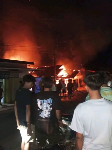 RUMAH SEMI PERMANEN DI PENARIK MUKOMUKO LUDES DIJAJAR API; DUGAAN KORSLETING LISTRIK JADI PENYEBAB UTAMA.