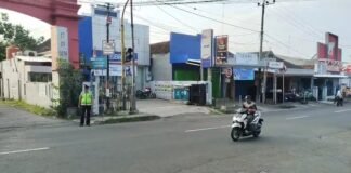 Guna Antisipasi Kemacetan Polsek Ngimbang Secara Rutin Gelar Commanderwis Pagi di Wilayah Ngimbang