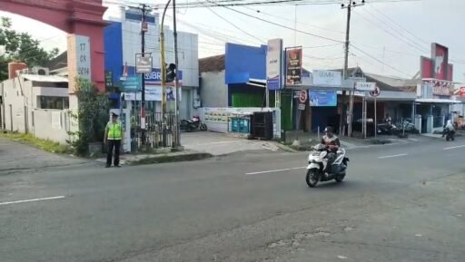 Guna Antisipasi Kemacetan Polsek Ngimbang Secara Rutin Gelar Commanderwis Pagi di Wilayah Ngimbang