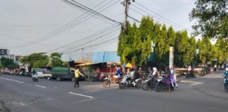 Polsek Ngimbang Secara Rutin Gelar Commanderwish Di Pagi Hari Guna cegah Kemacetan di Wilayah Ngimbang