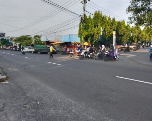 Polsek Ngimbang Secara Rutin Gelar Commanderwish Di Pagi Hari Guna cegah Kemacetan di Wilayah Ngimbang