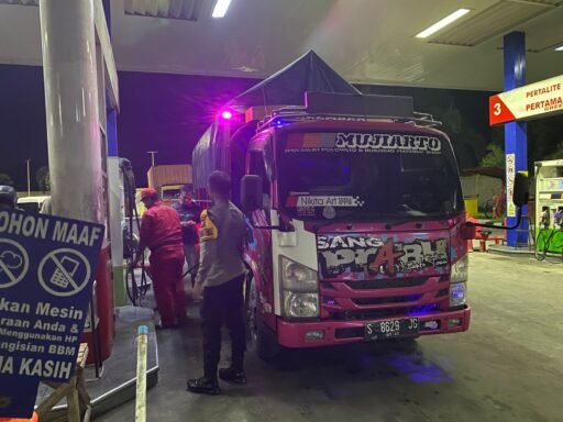 Personil Polsek Ngimbang Gelar Patroli Blue Light Guna Cegah Daya Tangkal 4C Dan Hitam – Hitam