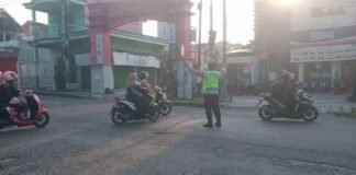 Guna Antisipasi Kemacetan Polsek Ngimbang Secara Rutin Gelar Commanderwis Pagi di Wilayah Ngimbang