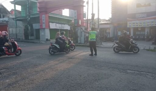 Guna Antisipasi Kemacetan Polsek Ngimbang Secara Rutin Gelar Commanderwis Pagi di Wilayah Ngimbang