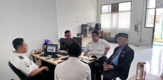 BERIKAN DUKUNGAN MORIL KEPADA JEKSON SIHOMBING, KETUA UMUM PPWI WILSON LALENGKE KUNJUNGI LAPAS NUSAKAMBANGAN