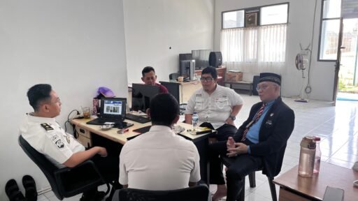 BERIKAN DUKUNGAN MORIL KEPADA JEKSON SIHOMBING, KETUA UMUM PPWI WILSON LALENGKE KUNJUNGI LAPAS NUSAKAMBANGAN