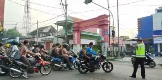 Polsek Ngimbang Secara Rutin Gelar Commanderwish Di Pagi Hari Guna cegah Kemacetan di Wilayah Ngimbang