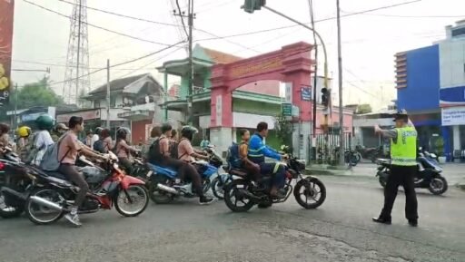 Polsek Ngimbang Secara Rutin Gelar Commanderwish Di Pagi Hari Guna cegah Kemacetan di Wilayah Ngimbang