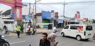 Polsek Ngimbang Secara Rutin Gelar Commanderwish Di Pagi Hari Guna cegah Kemacetan di Wilayah Ngimbang