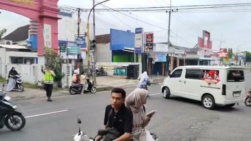 Polsek Ngimbang Secara Rutin Gelar Commanderwish Di Pagi Hari Guna cegah Kemacetan di Wilayah Ngimbang