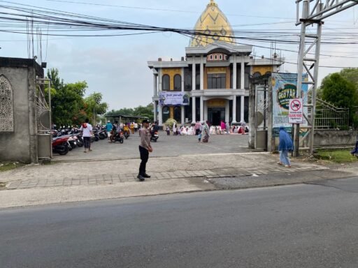 Polsek Ngimbang Gelar Patroli pengamanan Saat Sholat Idul Adha Menjelang menjelang Hari Raya Idul Adha 1447 H