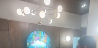 Bhabinkamtibmas Kebon Kacang Bagikan Brosur Kamtibmas Berbahasa Inggris untuk WNA di Swiss-Belinn Tanah Abang