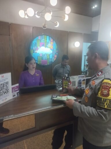 Bhabinkamtibmas Kebon Kacang Bagikan Brosur Kamtibmas Berbahasa Inggris untuk WNA di Swiss-Belinn Tanah Abang