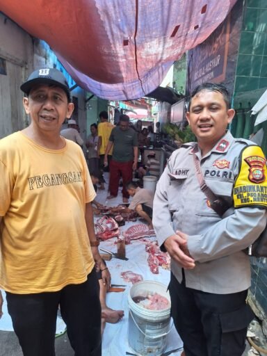 Bhabinkamtibmas Pegangsaan Pantau Pemotongan Hewan Kurban di Masjid Al Masykur Pegangsaan