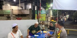 Patroli Sambang Malam, Bhabinkamtibmas Berikan Imbauan Kamtibmas di RW 05 Kebon Kacang