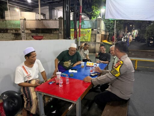 Patroli Sambang Malam, Bhabinkamtibmas Berikan Imbauan Kamtibmas di RW 05 Kebon Kacang