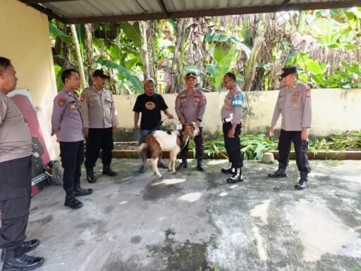 Polsek Ngimbang Giat Penyembelian Hewan Korban Dalam Rangka Idul Adha 1447 H DI Mapolsek Ngimbang
