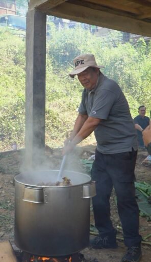 Wagub Sumsel Cik Ujang Turun Tangan Masak Bareng Warga di Kampung Halaman, Netizen Terharu