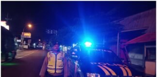 Polsek Ngimbang Gelar Patroli Blue Light Guna Menjaga Siskamtibmas Daerah Rawan Kriminal Di Wilayah Ngimbang