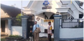 Personil Polsek Ngimbang Gelar Pengamanan Ibadah Minggu Pagi Di Gereja GKJTU Dan GJWI Desa Ngasemlemahbang