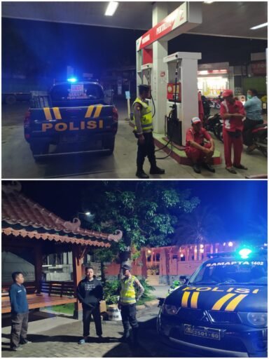 Polsek Ngimbang Gelar Patroli Blue Light Guna Menjaga Siskamtibmas Daerah Rawan Kriminal Di Wilayah Ngimbang