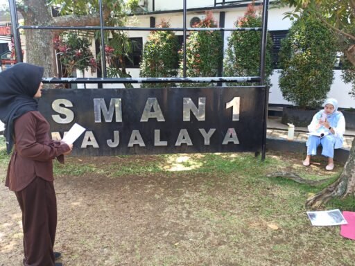 PRAKTEK BIOGRAFI BAHASA INDONESIA 10 E SMAN 1 MAJALAYA PANYADAP MENGCOSPLAY TOKOH-TOKOH DI INDONESIA