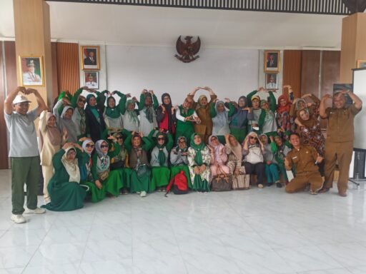 Sekolah Lansia SETIA BUGAR Ciparay Dari 49 Peserta, 33 Yang Hadir, 3 X Absen-Bolos, Tidak Di Ikutkan Wisuda