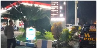 Polsek Ngimbang Gelar Patroli Blue Light Guna Menjaga Siskamtibmas Daerah Rawan Kriminal Di Wilayah Ngimbang