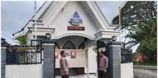 Personil Polsek Ngimbang Gelar Pengamanan Ibadah Minggu Pagi Di Gereja GKJTU Dan GJWI Desa Ngasemlemahbang