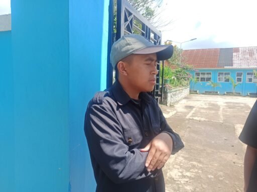 PENAMPAKAN SATPAM SMAN KERTASARI – KABUPATEN BANDUNG YANG SEMPAT MENGHADANG WARTAWAN WARTA. IN BIRO BANDUNG