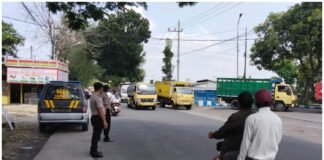 Polsek Ngimbang Gelar Patroli Harkamtibmas Guna Cegah Kriminalitas Dan Premanisme Di Wilayah Ngimbang