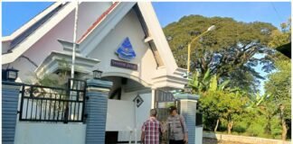 Personil Polsek Ngimbang Gelar Pengamanan Ibadah Minggu Pagi Di Gereja GKJTU Dan GJWI Desa Ngasemlemahbang