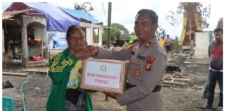 Polri Peduli, Polsek Rindingallo Torut Bersama Bhayangkari Salurkan Bantuan ke Korban Kebakaran
