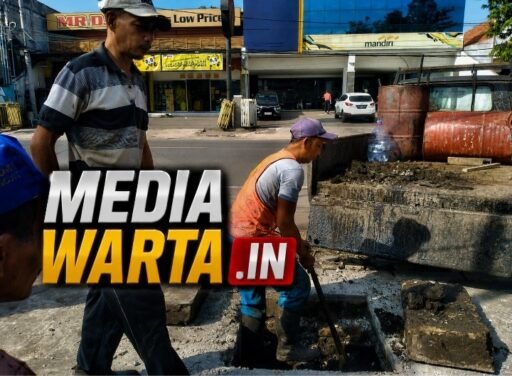 Bersihkan selokan air pegawai PU ngunut
