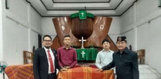 OH SIMARMATA SH SERAHKAN 2 ULOS UNTUK PENUTUP KOTAK KOLEKTE HKBP LUMBAN SUHI SUHI