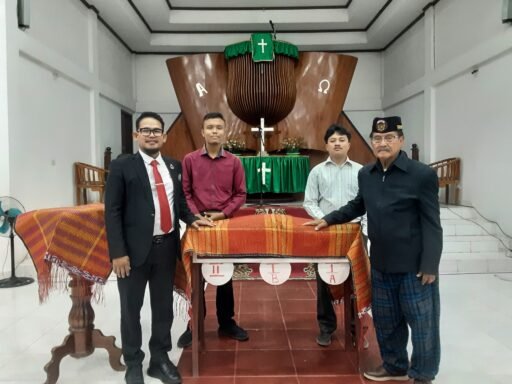 OH SIMARMATA SH SERAHKAN 2 ULOS UNTUK PENUTUP KOTAK KOLEKTE HKBP LUMBAN SUHI SUHI OH SIMARMATA SH SERAHKAN 2 ULOS UNTUK PENUTUP KOTAK KOLEKTE HKBP LUMBAN SUHI SUHI