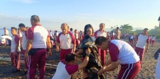 Sambut Hari Bhayangkara ke-80, Kapolda NTB Pimpin Aksi Bersih Pantai di Ampenan
