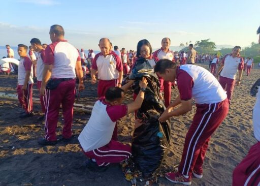 Sambut Hari Bhayangkara ke-80, Kapolda NTB Pimpin Aksi Bersih Pantai di Ampenan Sambut Hari Bhayangkara ke-80, Kapolda NTB Pimpin Aksi Bersih Pantai di Ampenan