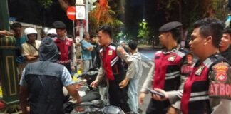 Respon Cepat Sat Samapta Polresta Mataram Evakuasi Korban Laka Lantas Simpang 4 Bank Indonesia