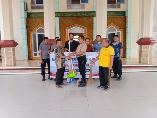 Aksi Nyata HUT Bhayangkara: Polsek Blanakan Polres Subang Kompak Bersihkan Masjid Aksi Nyata HUT Bhayangkara: Polsek Blanakan Polres Subang Kompak Bersihkan Masjid
