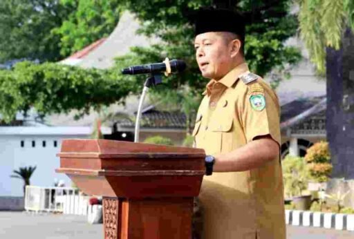 Bupati Pasaman, Welly Suhery menyampaikan arahan dan peringatan tegas kepada jajaran ASN dalam apel pagi Bupati Pasaman, Welly Suhery menyampaikan arahan dan peringatan tegas kepada jajaran ASN dalam apel pagi