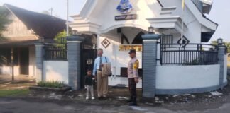 Personil Polsek Ngimbang Gelar Pengamanan Ibadah Minggu Pagi Di Gereja GKJTU Dan GJWI Desa Ngasemlemahbang