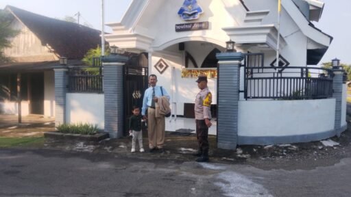 Personil Polsek Ngimbang Gelar Pengamanan Ibadah Minggu Pagi Di Gereja GKJTU Dan GJWI Desa Ngasemlemahbang Personil Polsek Ngimbang Gelar Pengamanan Ibadah Minggu Pagi Di Gereja GKJTU Dan GJWI Desa Ngasemlemahbang